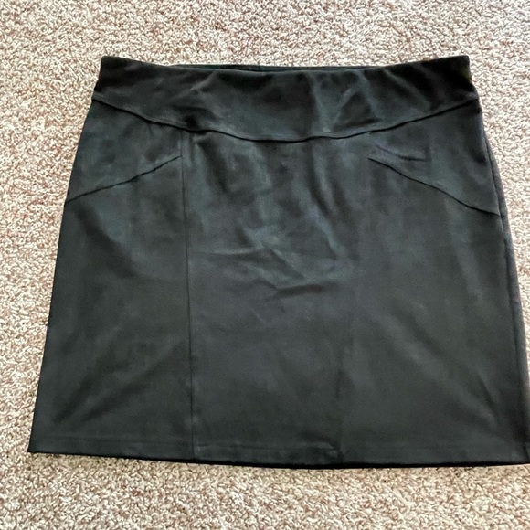 Black skirt - Picture 2 of 3